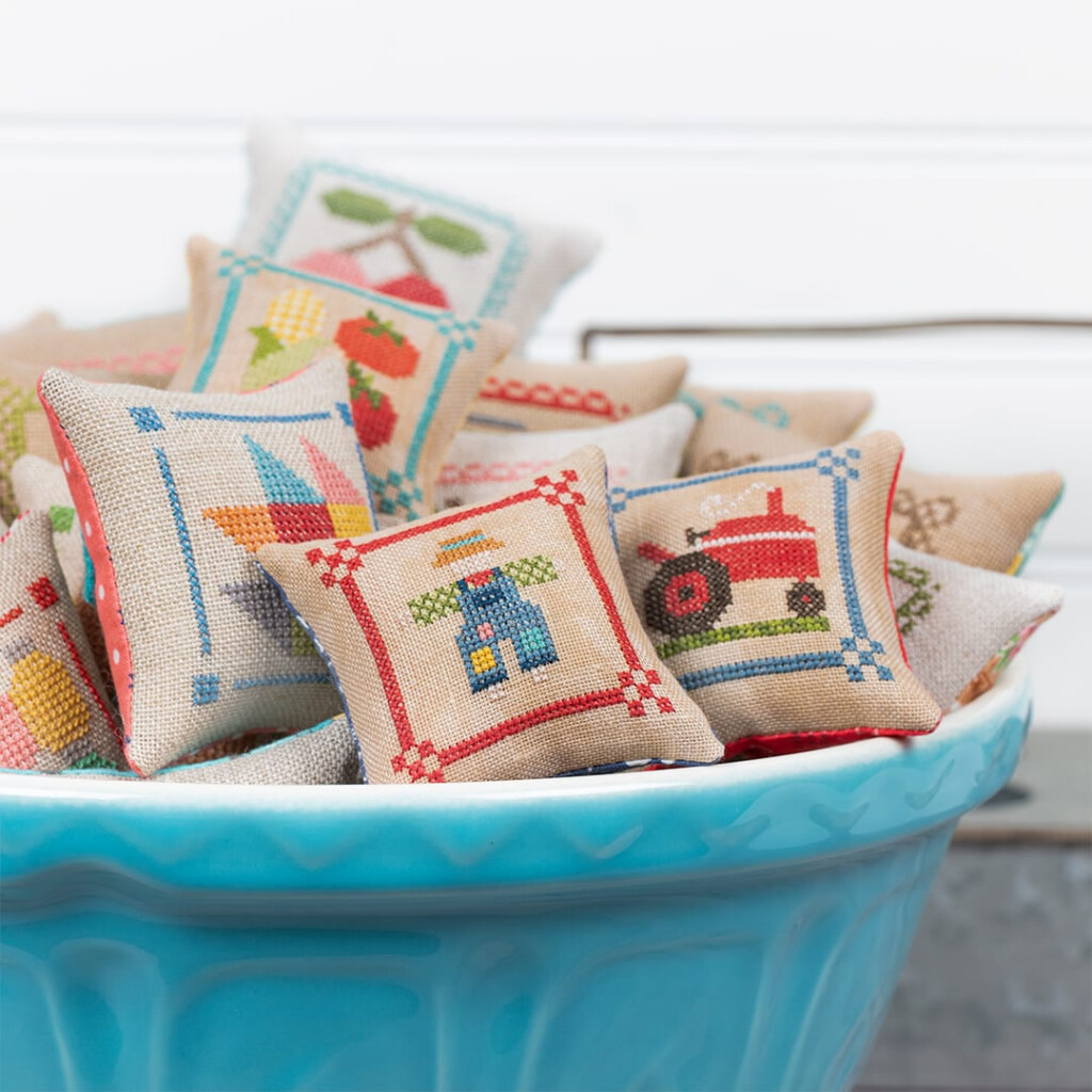 Lori Filmed A Video Tutorial Detailing How To Make These Pillows And  - Cross Stitch Pillow Patterns Free