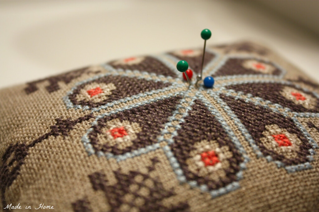 Made In Home Burlap Pincushion free Pattern Cross stitch  - Free Cross Stitch Pincushion Patterns