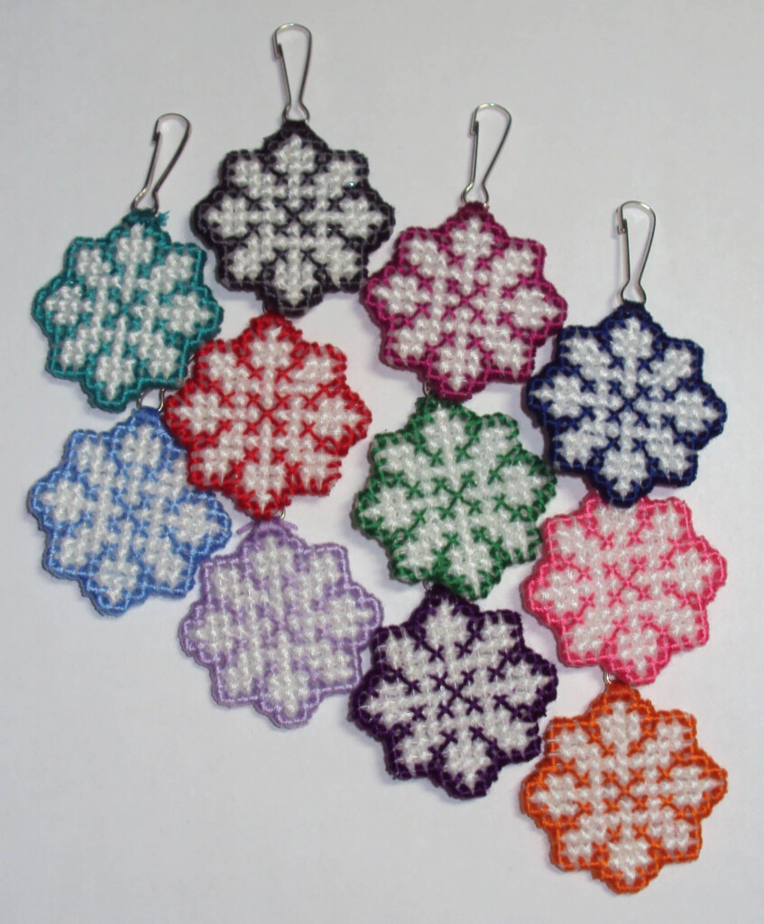 Pin By Creation Youri On Broderie Cross Stitch ACCROCHEUR HIVER  - Cross Stitch Plastic Canvas Christmas Patterns